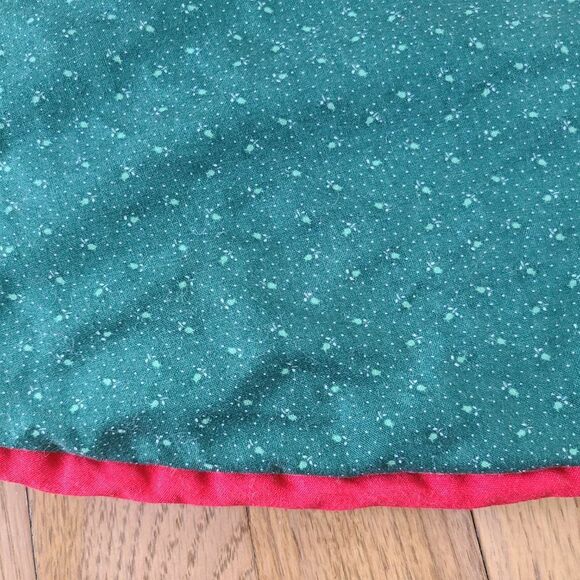 Vintage Handmade Scalloped Edge Christmas Tree Skirt Red Green White Wagon Wheel - Picture 11 of 12